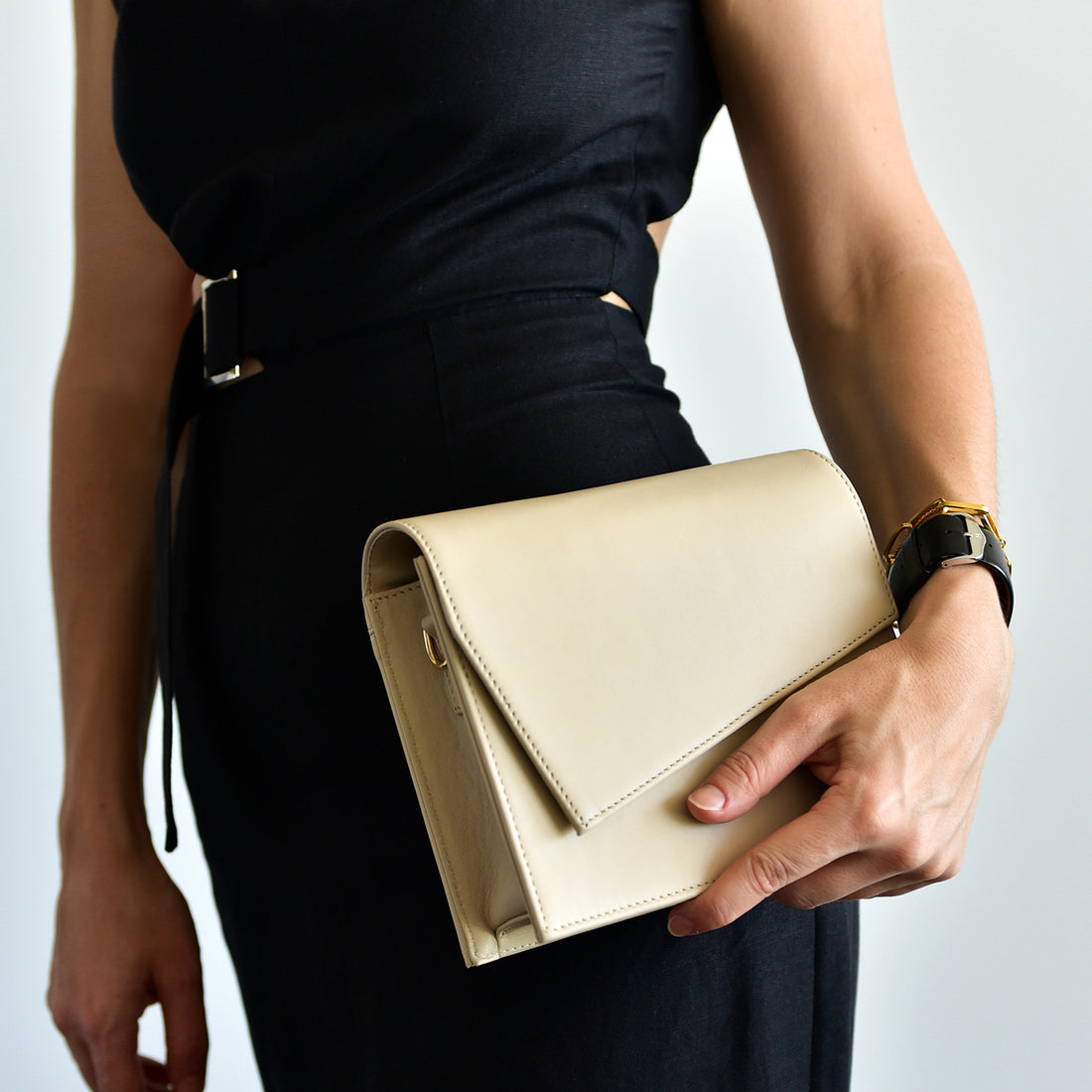 How to wear a clutch handbag